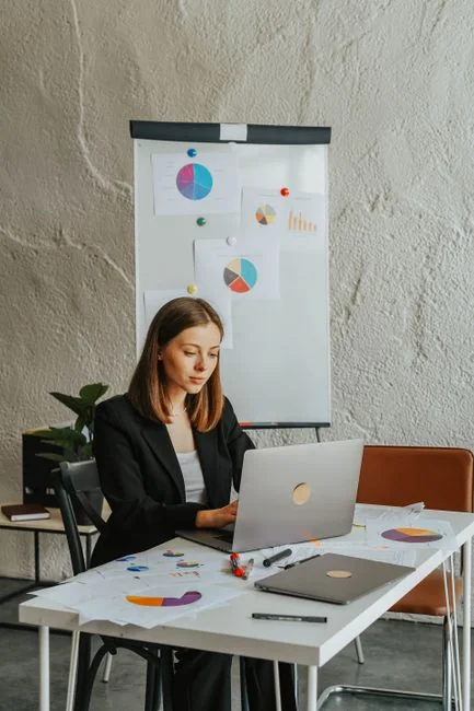 Gros plan sur une page de carnet où figure Content Strategy, idéal pour des visuels de planification d’entreprise.